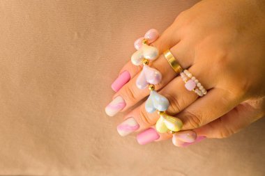 Lüks tırnak bakımı konsepti mat kaplama ve yumuşak renk uyumu ile modern akrilik jel manikürü vurguluyor.