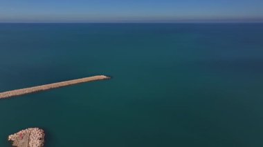 Vasto limanının hava görüntüsü deniz taşımacılığı, liman operasyonları ve çevre kırsal ve kentsel manzarayı vurguluyor.