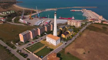 Mavi gökyüzü ve huzurlu denizin altındaki İtalyan limanının hava görüntüleri..