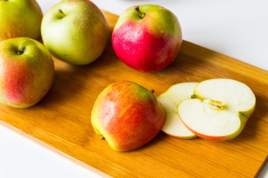 Bir kesme tahtası üzerinde taze elma