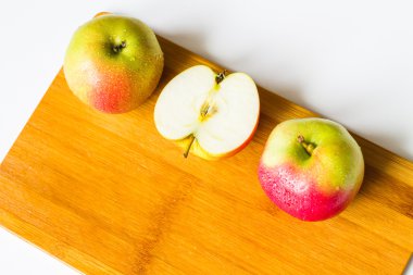Bir kesme tahtası üzerinde taze elma