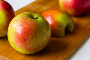 Bir kesme tahtası üzerinde taze elma