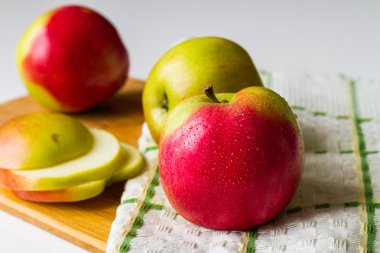 Bir kesme tahtası üzerinde taze elma