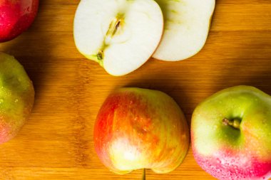 Bir kesme tahtası üzerinde taze elma