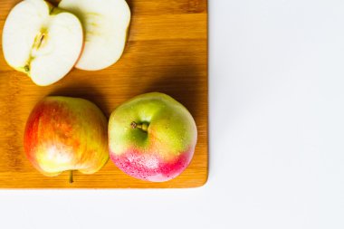 Bir kesme tahtası üzerinde taze elma