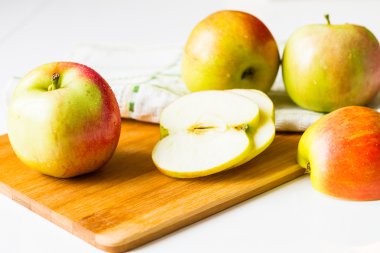 Bir kesme tahtası üzerinde taze elma