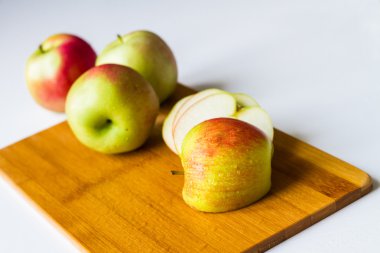 Bir kesme tahtası üzerinde taze elma