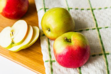 Bir kesme tahtası üzerinde taze elma