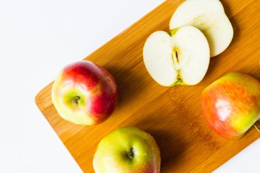 Bir kesme tahtası üzerinde taze elma