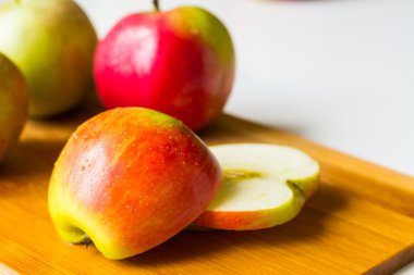 Bir kesme tahtası üzerinde taze elma