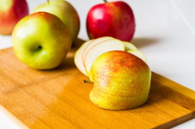 Bir kesme tahtası üzerinde taze elma