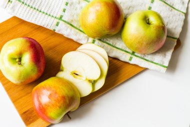 Bir kesme tahtası üzerinde taze elma
