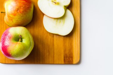 Bir kesme tahtası üzerinde taze elma