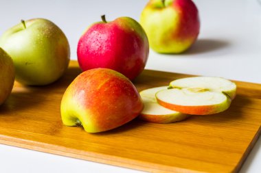 Bir kesme tahtası üzerinde taze elma