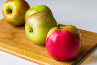 Bir kesme tahtası üzerinde taze elma