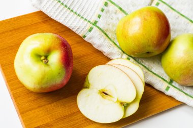 Bir kesme tahtası üzerinde taze elma