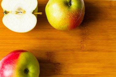 Bir kesme tahtası üzerinde taze elma