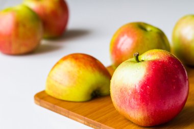 Bir kesme tahtası üzerinde taze elma