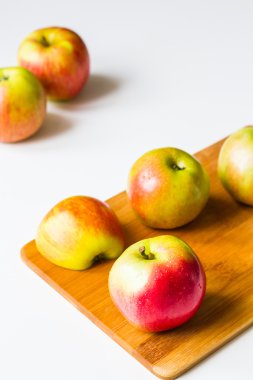 Bir kesme tahtası üzerinde taze elma