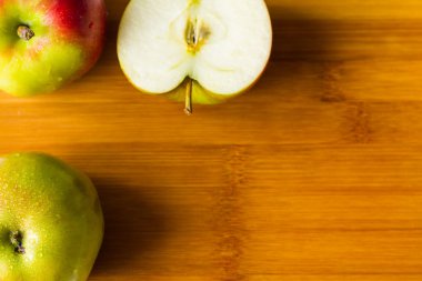 Bir kesme tahtası üzerinde taze elma