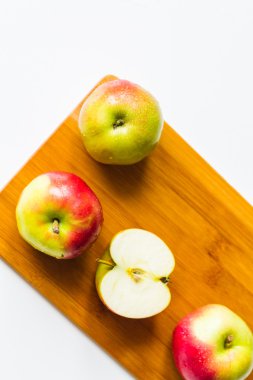 Bir kesme tahtası üzerinde taze elma