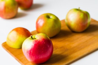 Bir kesme tahtası üzerinde taze elma