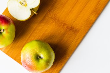 Bir kesme tahtası üzerinde taze elma