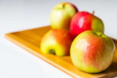 Bir kesme tahtası üzerinde taze elma