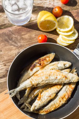 kızarmış balık kokuyor.