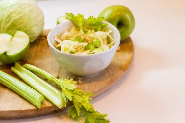 Lahana salatası ve elma