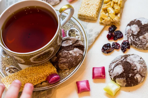 Xícara de chá com biscoitos — Fotografia de Stock