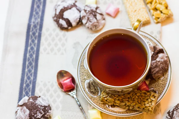 Xícara de chá com biscoitos — Fotografia de Stock