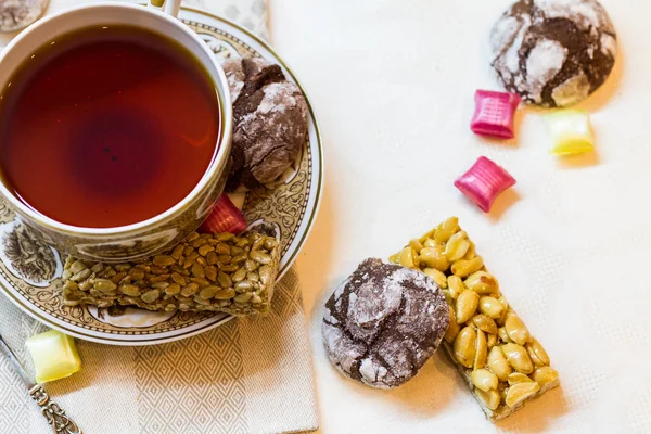 Tasse de thé avec biscuits — Photo