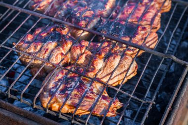 Bir mangal üzerinde yapılmış domuz eti bonfile