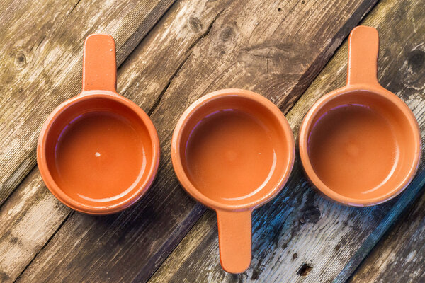 Керамические миски на столе
