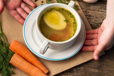 Ev yapımı tavuk suyu