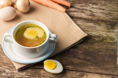 Ev yapımı tavuk suyu