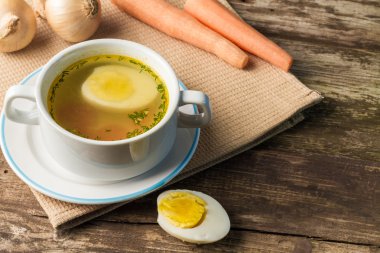 Ev yapımı tavuk suyu