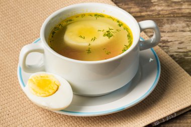 Ev yapımı tavuk suyu