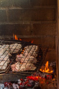 Bir mangal üzerinde yapılmış domuz eti bonfile