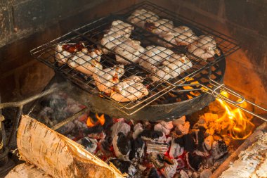 Bir mangal üzerinde yapılmış domuz eti bonfile