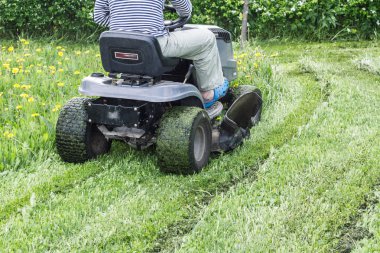 Bir çim adam mows