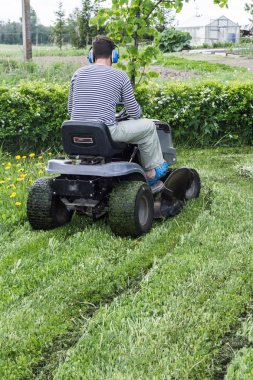 Bir çim adam mows