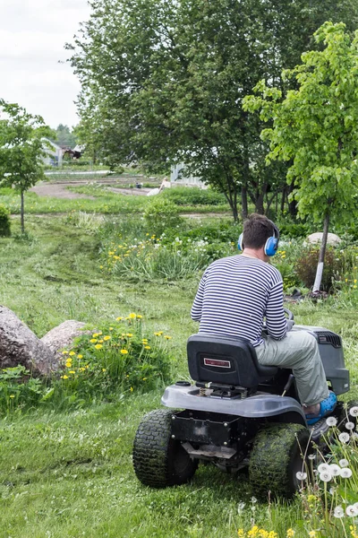 Der Mann mäht ein Gras — Stockfoto