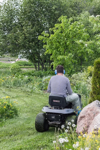 Der Mann mäht ein Gras — Stockfoto