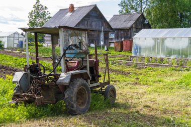 Eski traktör alanında çalışır