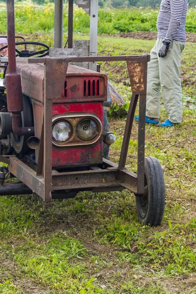 Starý traktor funguje v poli — Stock fotografie