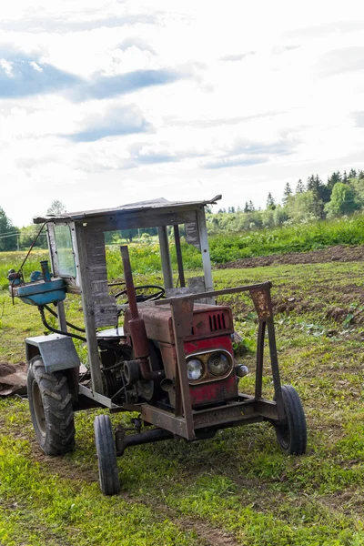 Der alte Traktor arbeitet auf dem Feld — Stockfoto