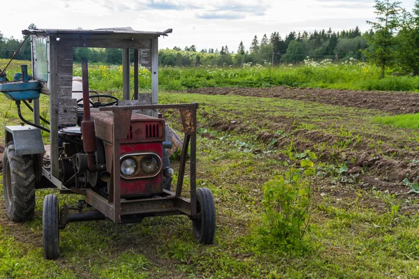 Der alte Traktor arbeitet auf dem Feld — Stockfoto