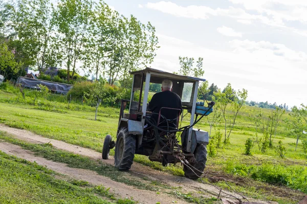 Der alte Traktor arbeitet auf dem Feld — Stockfoto